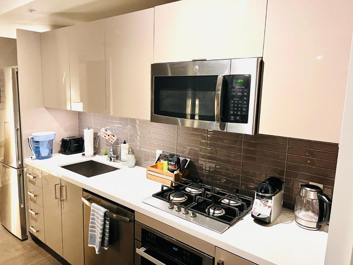 Luxury Dt, 2 Bedroom Deal, Private Balcony, Full Kitchen, Gym - Free Parking Calgary Exterior photo