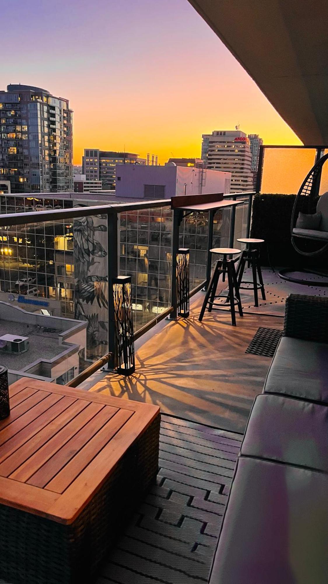 Luxury Dt, 2 Bedroom Deal, Private Balcony, Full Kitchen, Gym - Free Parking Calgary Exterior photo