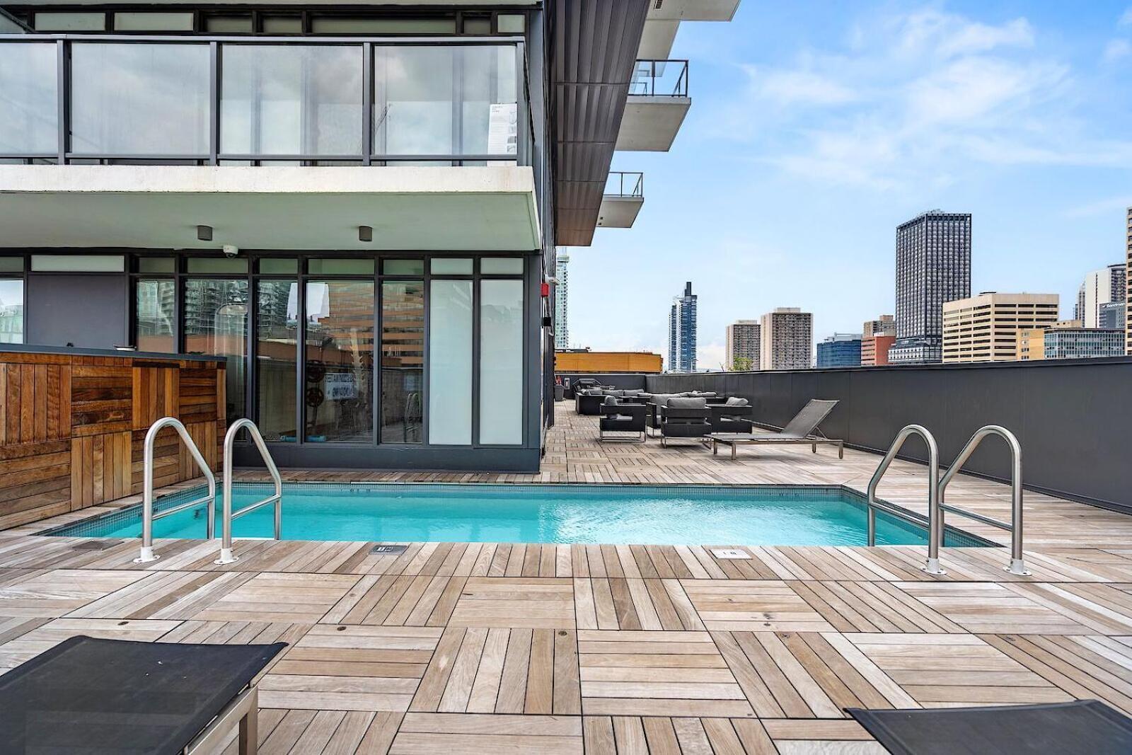 Luxury Dt, 2 Bedroom Deal, Private Balcony, Full Kitchen, Gym - Free Parking Calgary Exterior photo